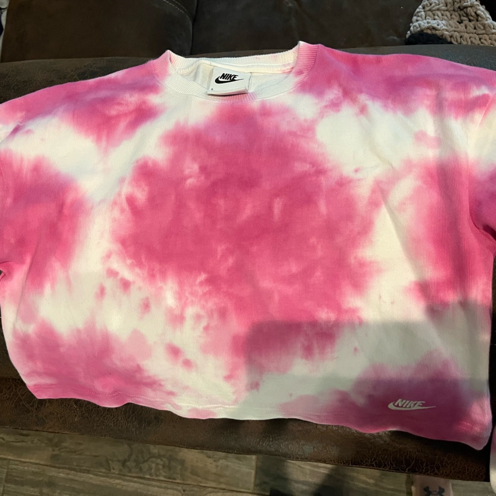 Nike short sweat shirt size small never worn.
